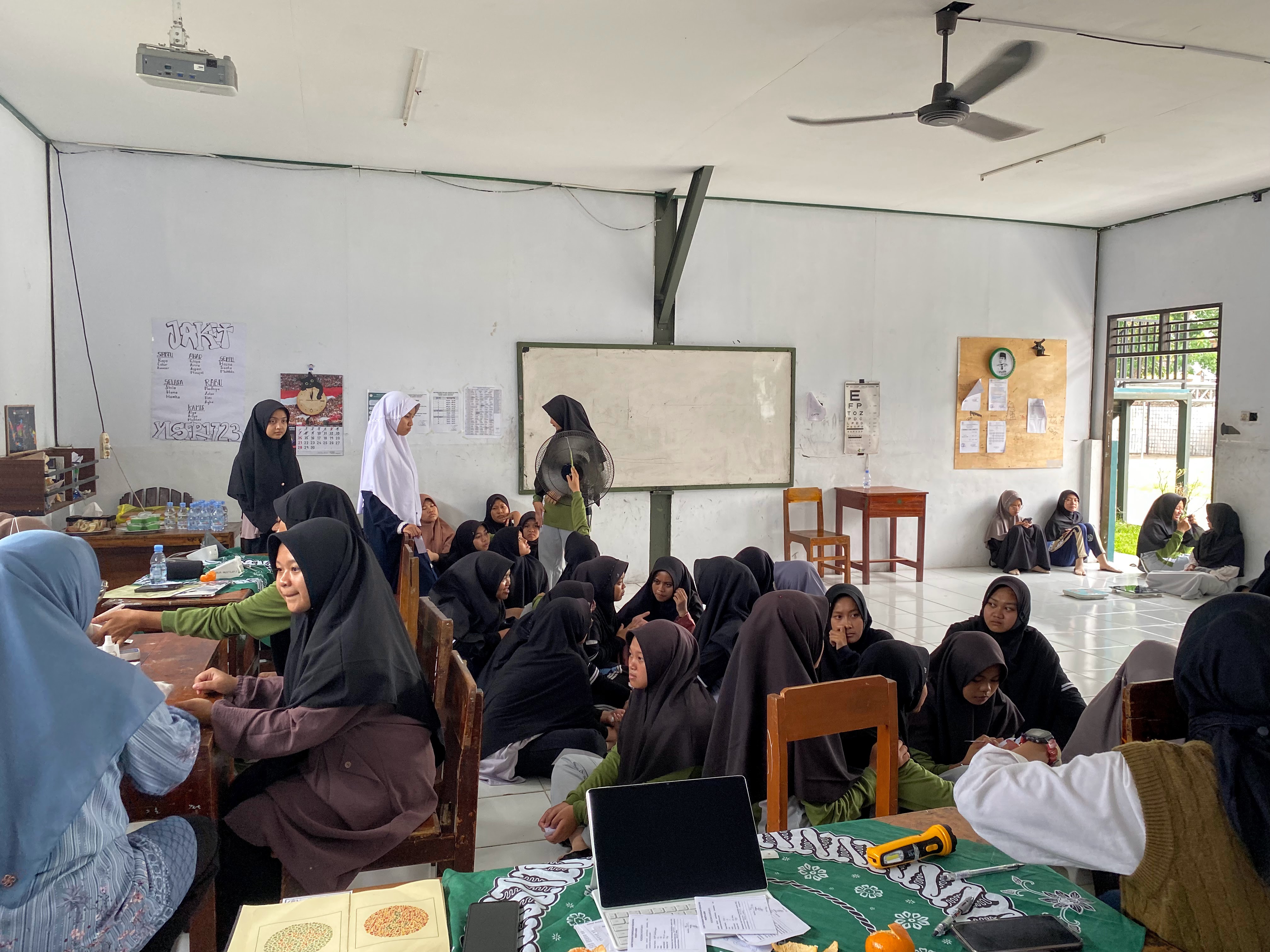 Santri mengikuti pembinaan bersama pengasuh