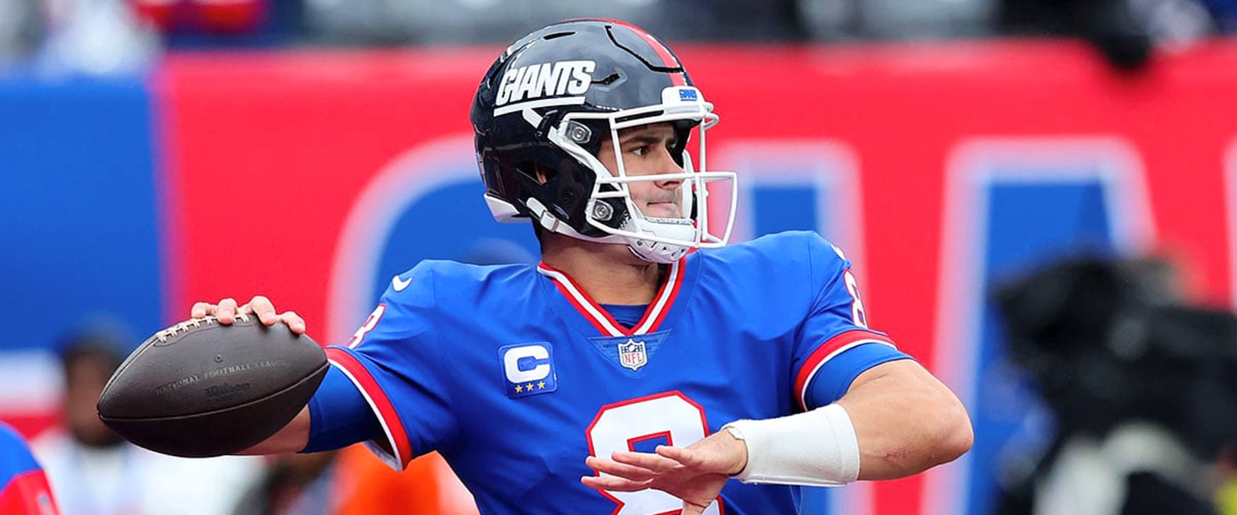 Giants' QB outlook cloudy as Daniel Jones awaits surgery, undrafted rookie  gets nod and rich 2024 draft looms - Yahoo Sports