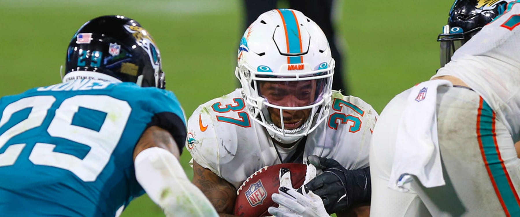 Miami Dolphins running back Myles Gaskin (37) sets up for a play