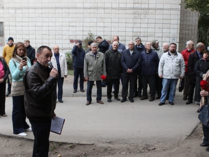 «Он мог стать чиновником, но стал поэтом», - в Липецке открыли мемориальную доску Сергею Панюшкину