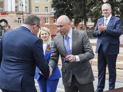 Игорь Артамонов вручил главврачам больниц ключи от новых машин скорой помощи