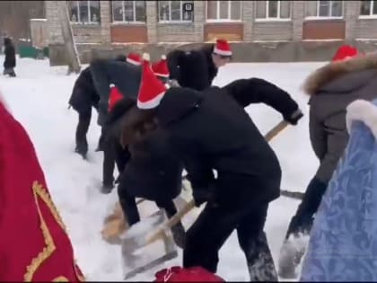 После снегопада школьники устроили флешмоб по уборке территории