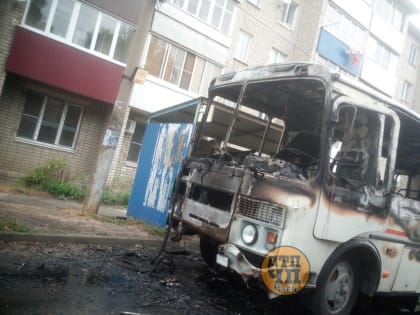 В Ельце на Путейской улице сгорел пассажирский автобус