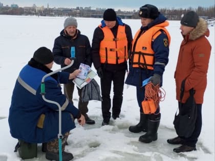 Рыбаков предупреждают: лёд на реках стал рыхлым и ненадёжным