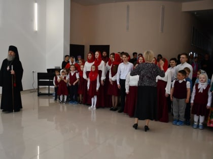 Учащиеся воскресных школ Ельца поздравили Владыку с Пасхой