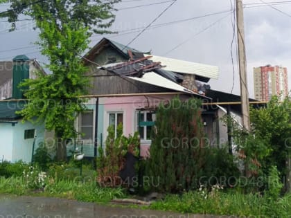 В Липецке порывом ветра во время ливня снесло кровлю с крыши частного дома