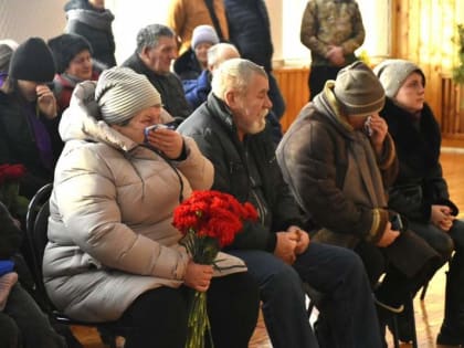 В Новочеркутино Добринского района открыли мемориальную доску в честь земляка, погибшего в СВО