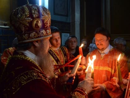 В Пасхальную ночь епископ Максим возглавил Божественную литургию в Вознесенском соборе