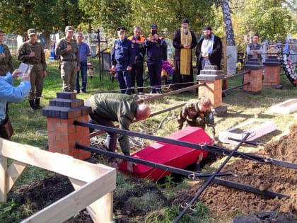 В ходе перезахоронения останков воинов Великой Отечественной войны в селе Ольшанец была совершена заупокойная лития