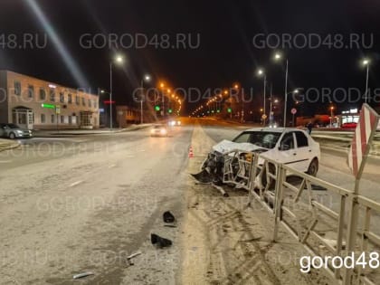 «Рено Логан» врезался в барьер на Заводской площади – водитель отправлен на медосвидетельствование