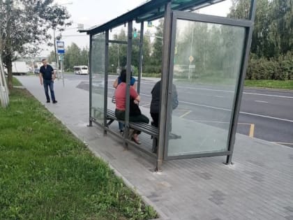 Липецкие вандалы оставили остановки без стекол