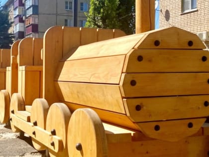 В Грязях установили деревянный поезд и плитку с узором рельсов и шпал