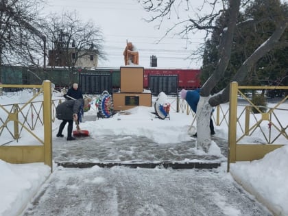 Воловские единороссы очищают памятники от снега