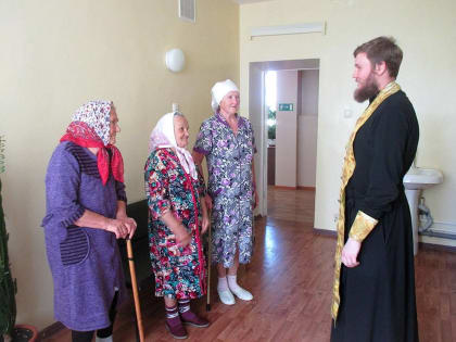Священнослужитель Добринского благочиния посетил больницу поселка Петровский