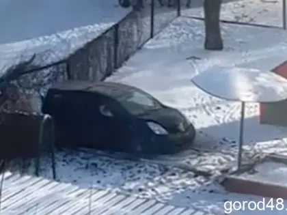 Протаранила забор детского сада и спокойно уехала