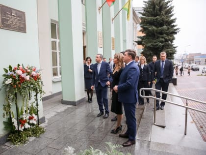 Памятный знак в честь 100-летия горсовета появился на здании  липецкого парламента