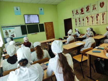 В рамках проекта “Знание. Кино” в ЕМК преподаватель истории А. Р. Вобликова провела для студентов серию кинопоказов фильмов, посвященных Дню космонавтики