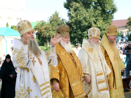 В праздник преставления и обретения мощей святителя Тихона Задонского в обители святого совершена Божественная Литургия