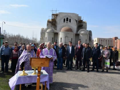 При поддержке единороссов у строящегося храма появились колокола