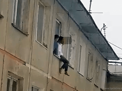 В Ельце из окна пятого этажа выпал пьяный подросток