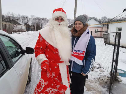 Молодогвардейцы поздравили детей с Новым годом!