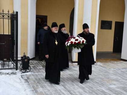 Возложение цветов к памятнику священномученика Сергия, архиепископа Елецкого