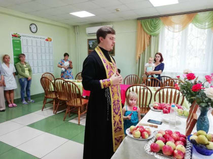 В праздник Преображения Господня священник посетил городской Кризисный центр помощи женщинам и детям