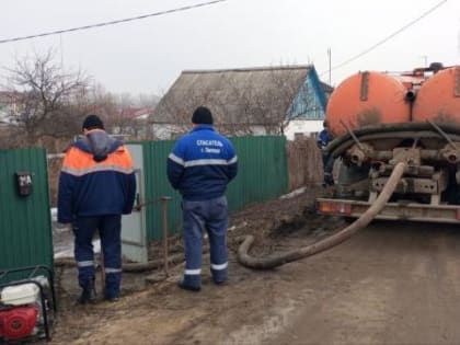 Липецкие спасатели выехали в частный сектор на откачку воды в связи с половодьем