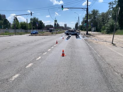 Водитель и пассажирка Форда пострадали в ДТП с БМВ в Липецке