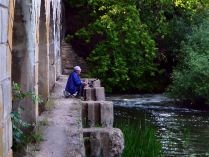В Липецке парень разбил стекло машины и украл у пенсионера три спиннинга и дрель на 18000