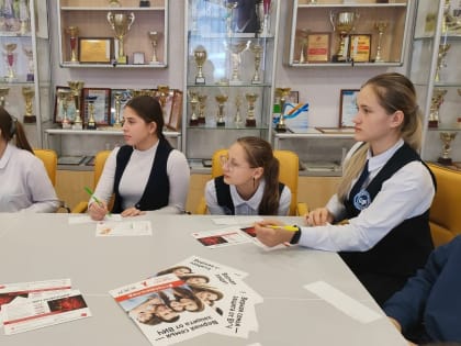 29 ноября в преддверии Дня борьбы со СПИДом, а также а рамках реализации дополнительной общеразвивающей программы “Мастерская юного медика” представители нашего колледжа провели ак