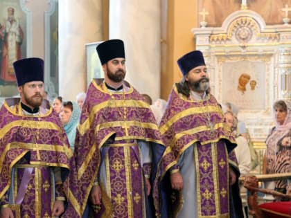 Спаси, Господи, люди Твоя и благослови достояние Твое,  победы на сопротивныя даруя и Твое сохраняя Крестом Твоим жительство