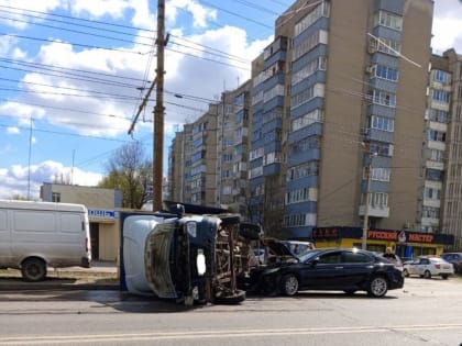 В жесткой аварии в Липецке от удара легковушки перевернулся грузовик