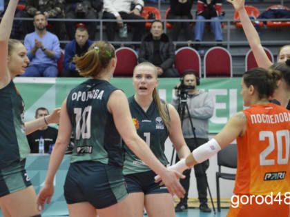 «Обнимашки» вхолостую и дебют 18-летней волейболистки