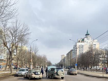 35-летняя женщина госпитализирована с места аварии на улице Космонавтов