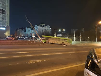 В Липецке автобус врезался в столб после ДТП с Шевроле на Неделина, три человека пострадали