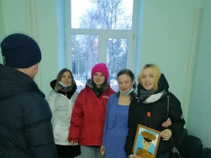 В Волово активисты Партии передали бойцам вязаные носки
