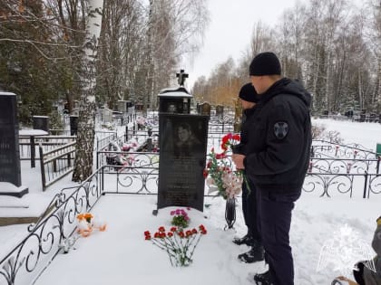 Сотрудники ОМОН Управления Росгвардии по Липецкой области почтили память погибшего товарища