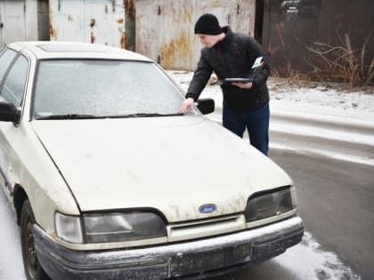 Липчанам напоминают: сообщить о разукомплектованных автомобилях в своем дворе можно в департамент развития территории