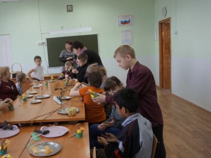 У меня чудесных красок Целая коробка. И яичко расписное Сделаю я ловко.