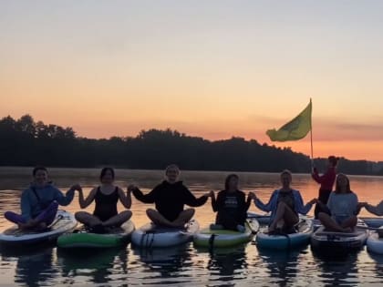 Липчане встретили рассвет на Силикатных озёрах с флагом города 