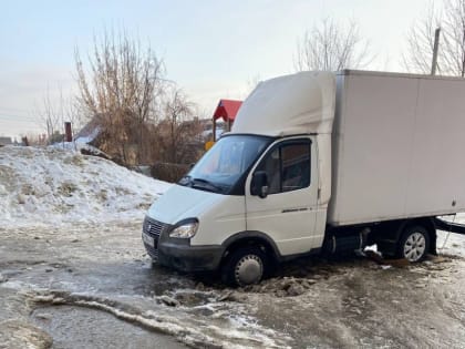 В Липецке «Газель» провалилась в яму — жители посоветовали водителю вызвать эвакуатор