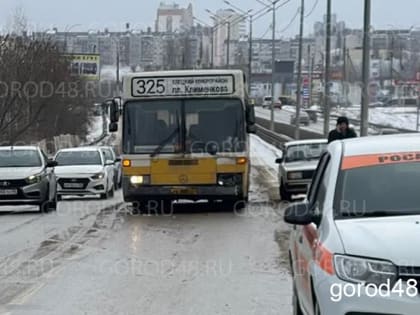 На Елецкой кольцевой автобус с пассажирами врезался в пытавшийся завестись «ВАЗ»