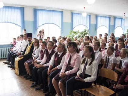 В средней школе №2 поселка Добринка состоялась заупокойная лития по погибшим в Беслане