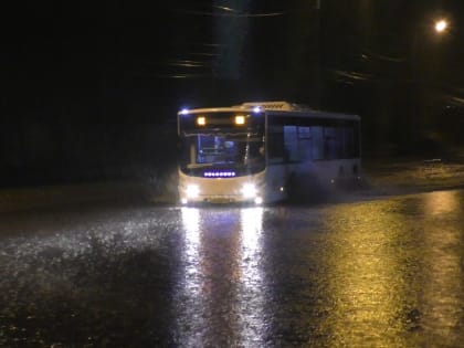 «Лада Веста» попала в яму с водой. Автомобиль вытаскивали спасатели