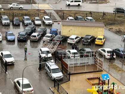 В Липецке сильным ветром снесло крышу детской площадки