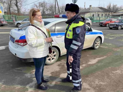 Сотрудники ОГИБДД ОМВД провели акцию "Цветы для автоледи"