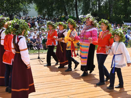 Святая Троица: в селе под Липецком украшают дворы песочными узорами