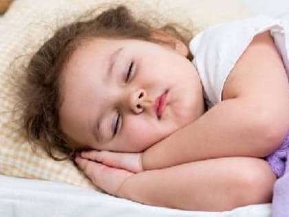 Почему ребенок скрипит зубами ?