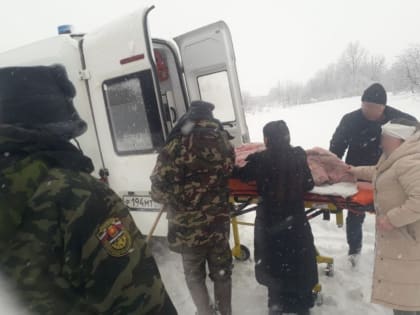 Липецкие спасатели помогли медикам довезти до больницы женщину с переломом ноги